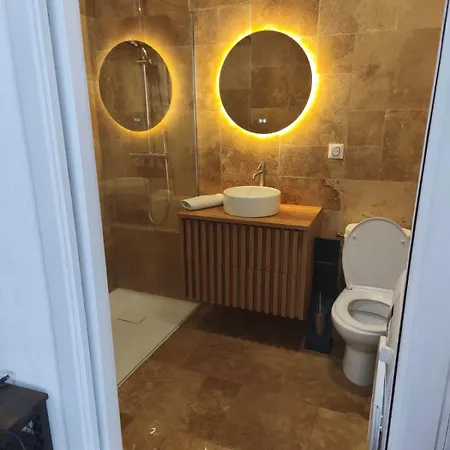 Beautiful 2 Bedrooms In Old Appartement *